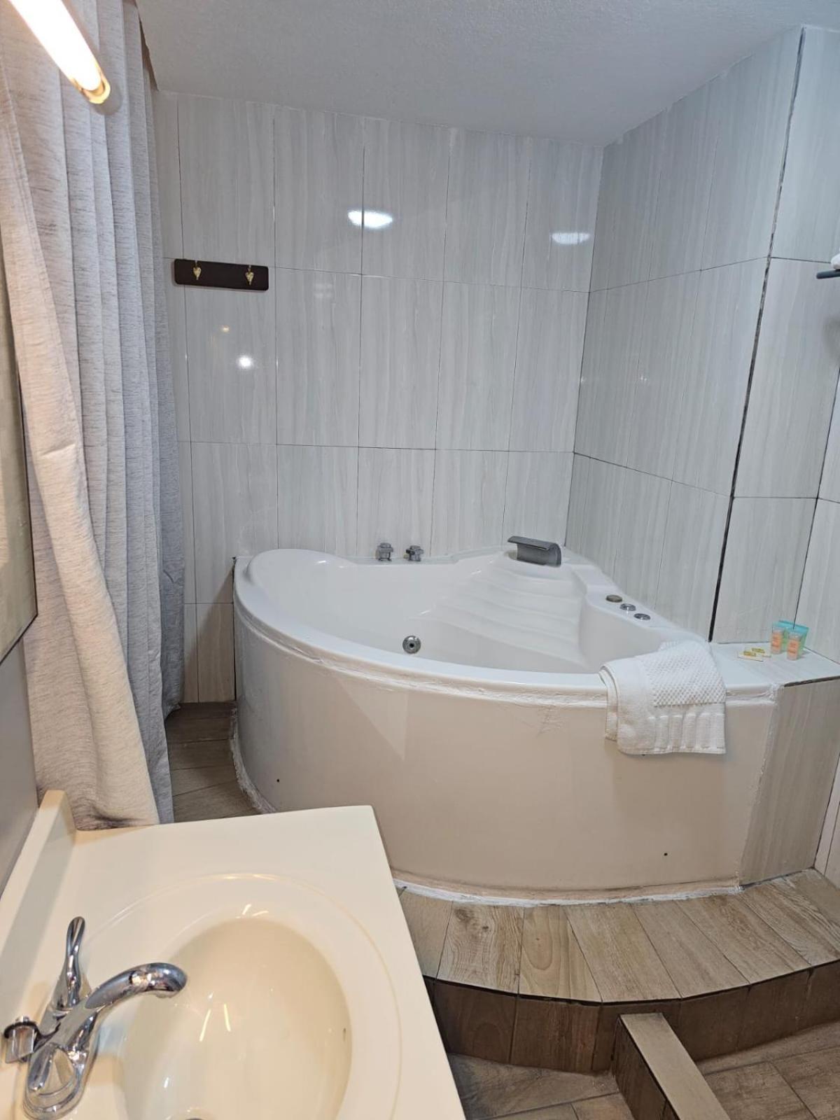 Golden Tree Hotel Belize Belize City Extérieur photo